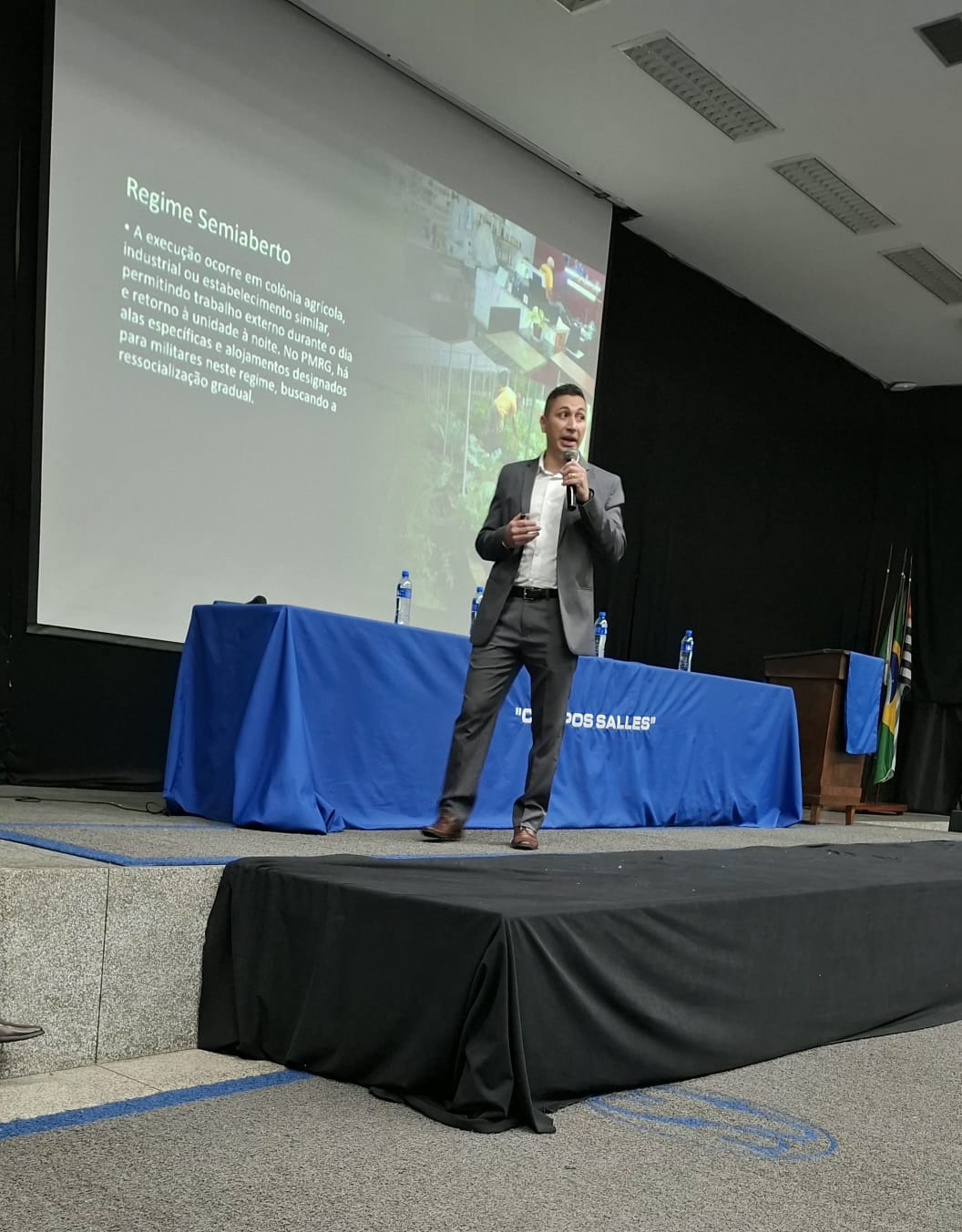 1º Sargento Bruno Froes ministrando palestra sobre Lei de Execução Penal no Presídio Romão Gomes para alunos de Direito da Campos Salles