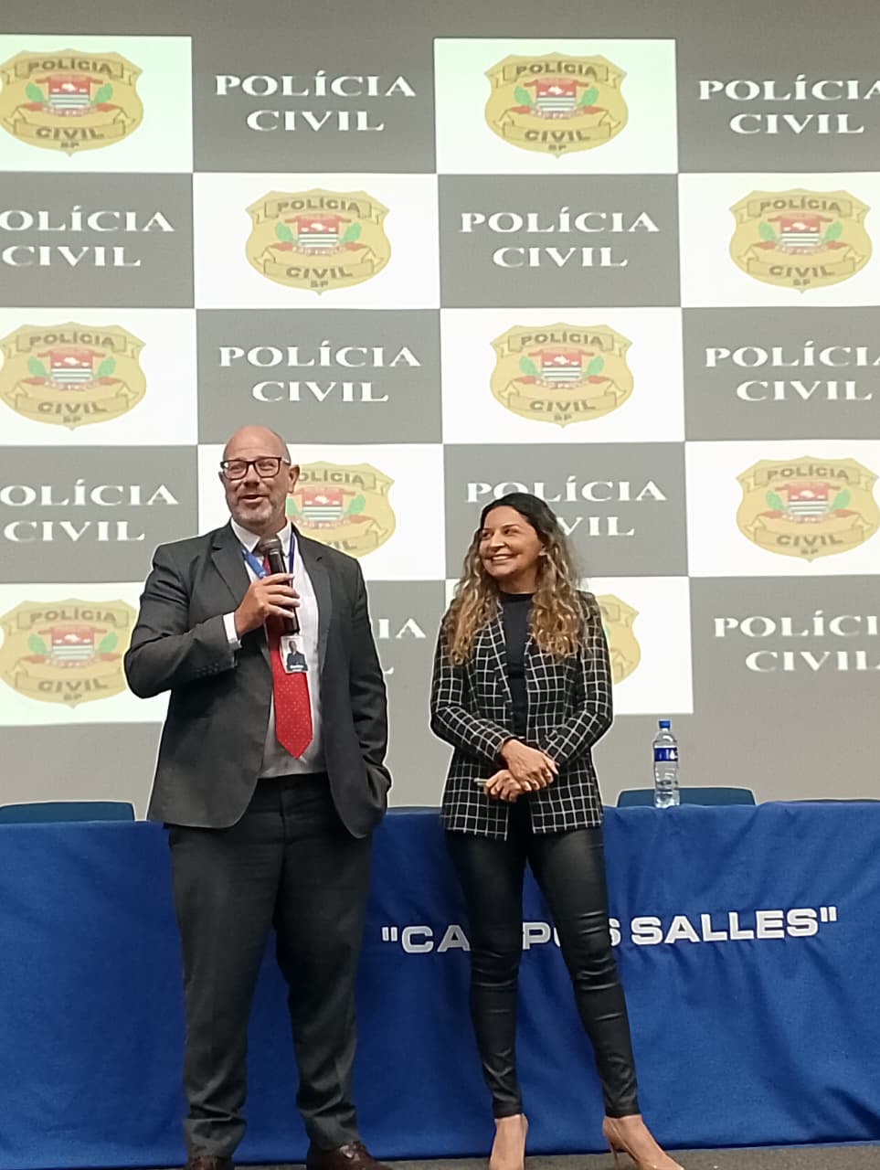Delegada Dannyella Pinheiro ministrando palestra sobre feminicídio e violência doméstica para alunos de Direito da Faculdade Campos Salles