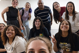 Alunos da 5ª temporada do Teatro Campos Salles reunidos em momento de integração e expressão