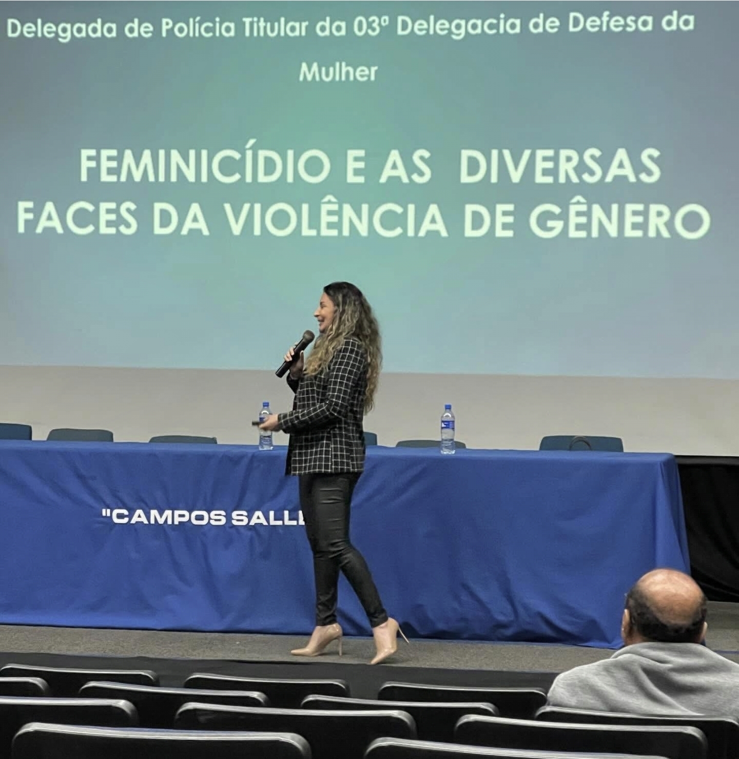 Professor Renato Conilho e Delegada Dannyella Pinheiro durante palestra sobre violência doméstica na Campos Salles