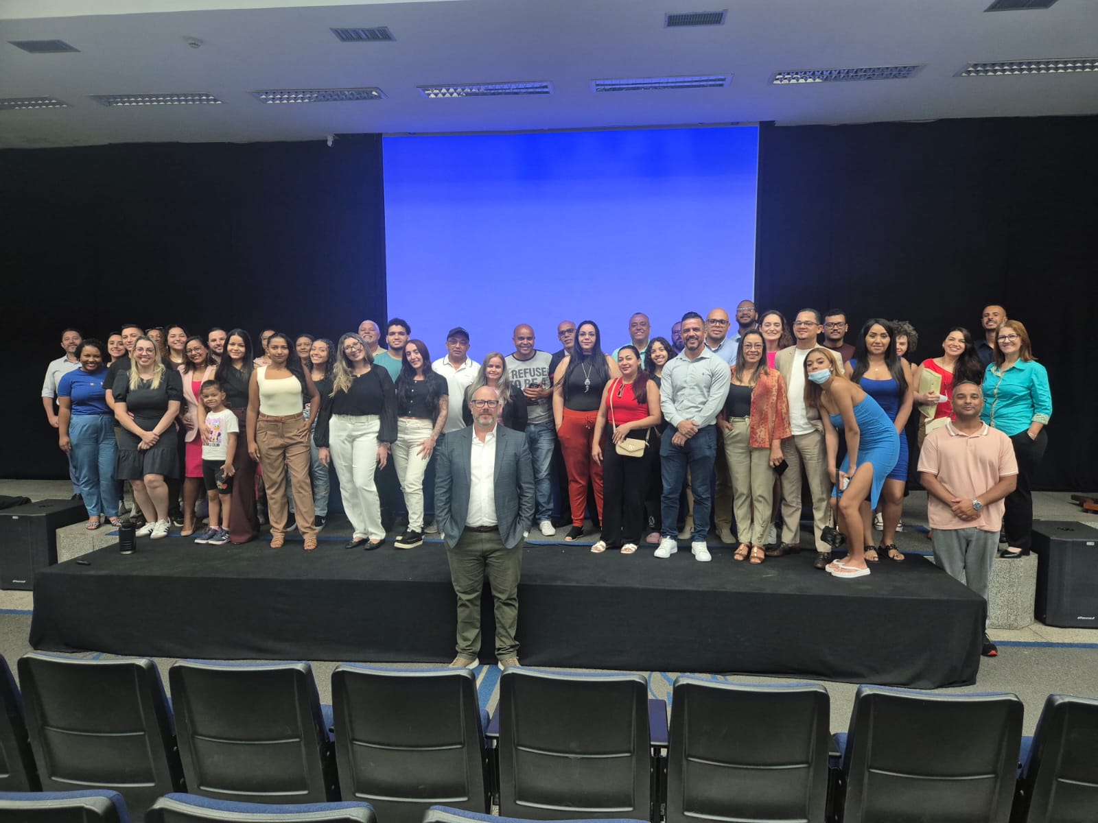 Alunos e professor do curso de Direito da Faculdade Campos Salles durante capacitação sobre Lei Maria da Penha e medidas protetivas