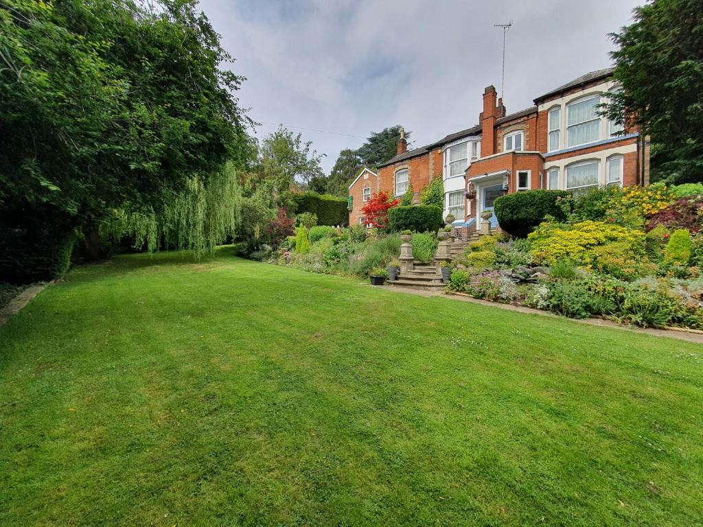 Hosannahs – Latimer House | Garden view