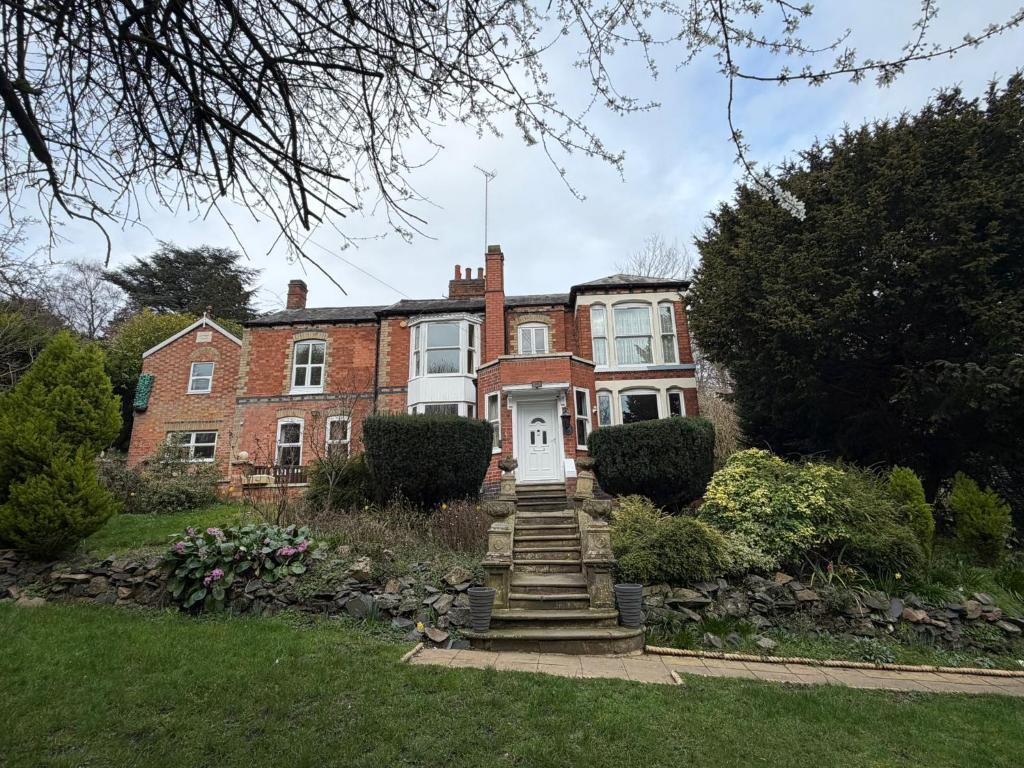 Hosannahs – Latimer House | Front exterior with steps