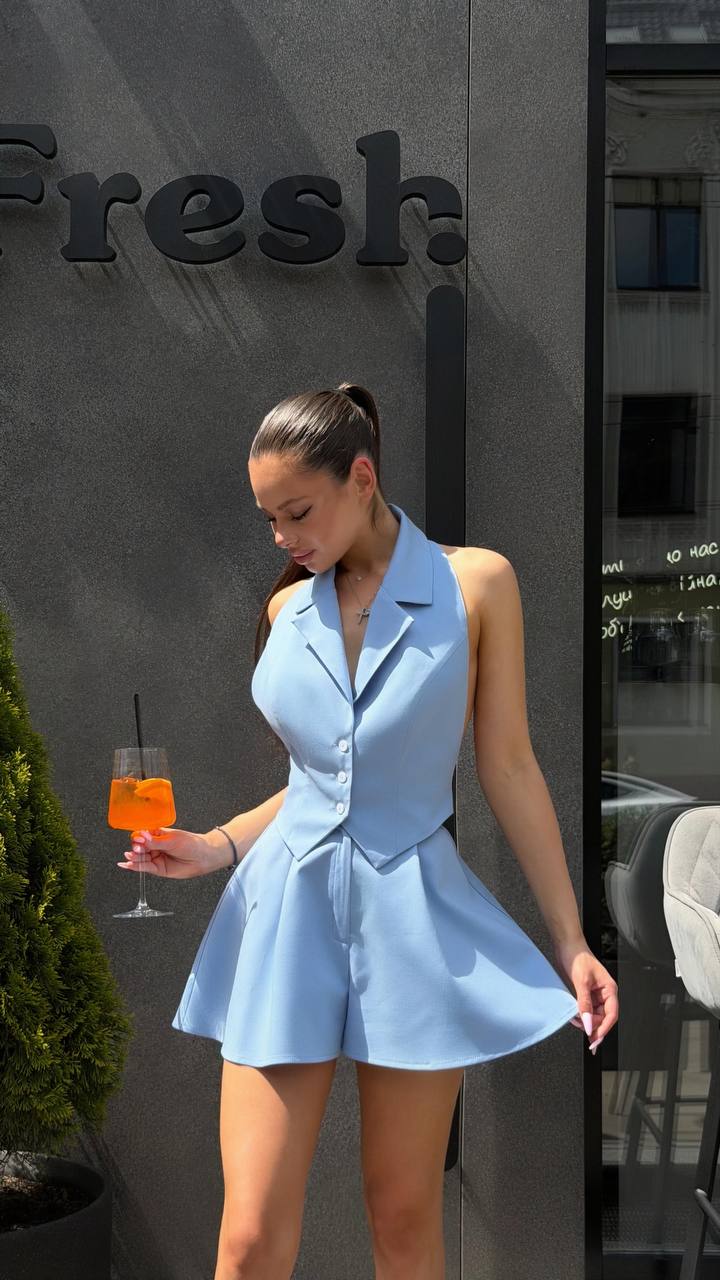 Elegantiškas šviesiai mėlynas kostiumėlis