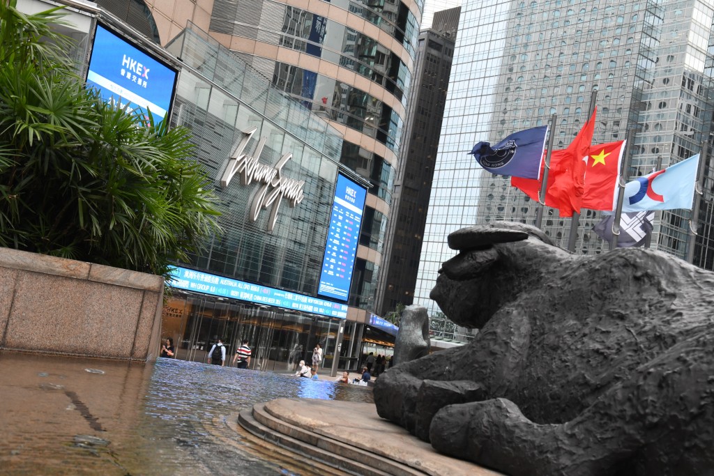 China and Hong Kong Stocks Fall as Weak August Data Renew Growth Concerns