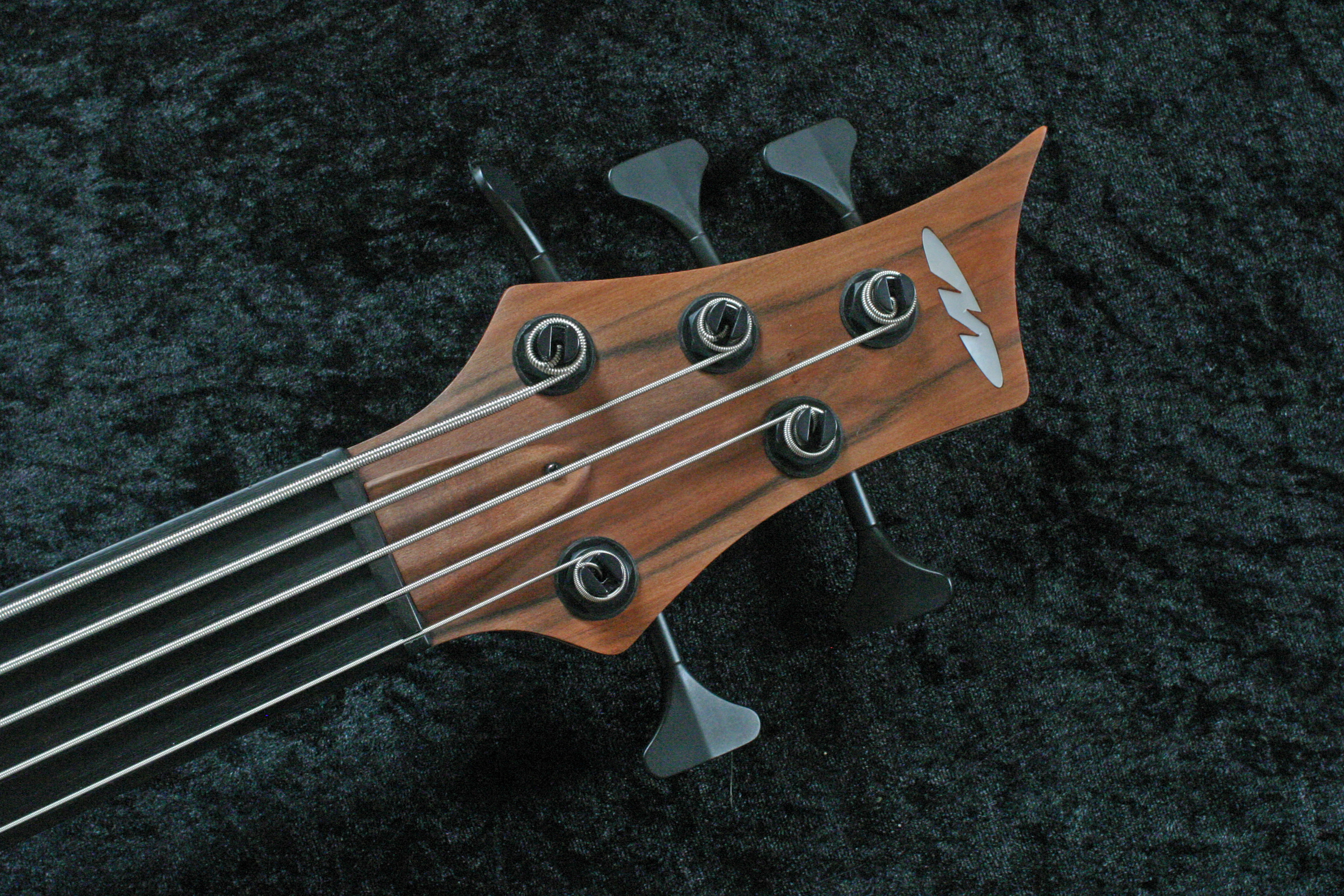 Mulderbass Fatman Walnut, handgebouwde custom basgitaar door Herman Mulder