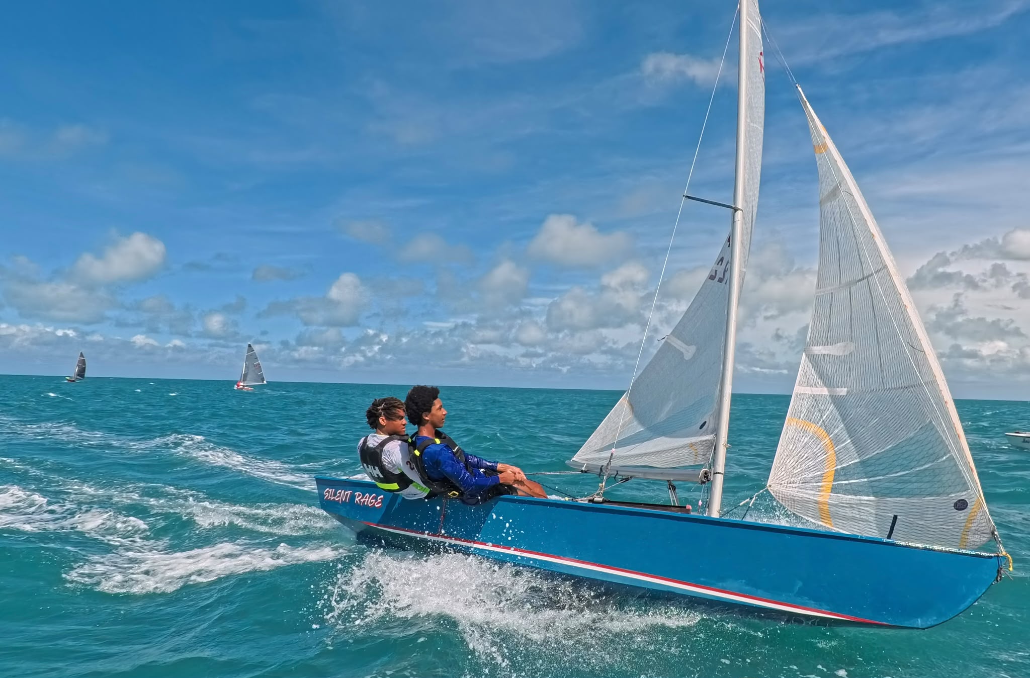 Bermudian sailors powering through the water on a Comet dinghy