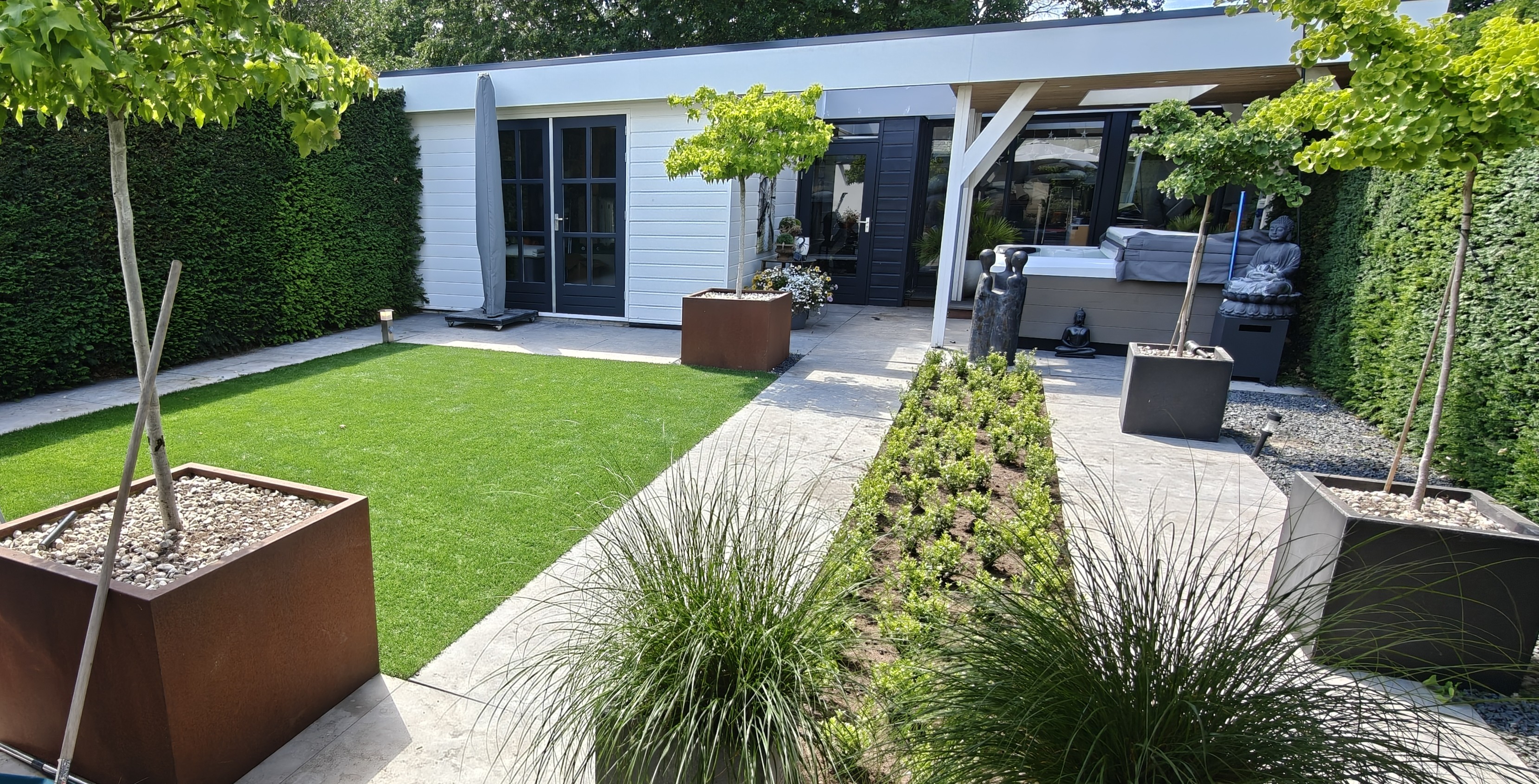 Complete tuinrenovatie met kunstgras en cortenstaal