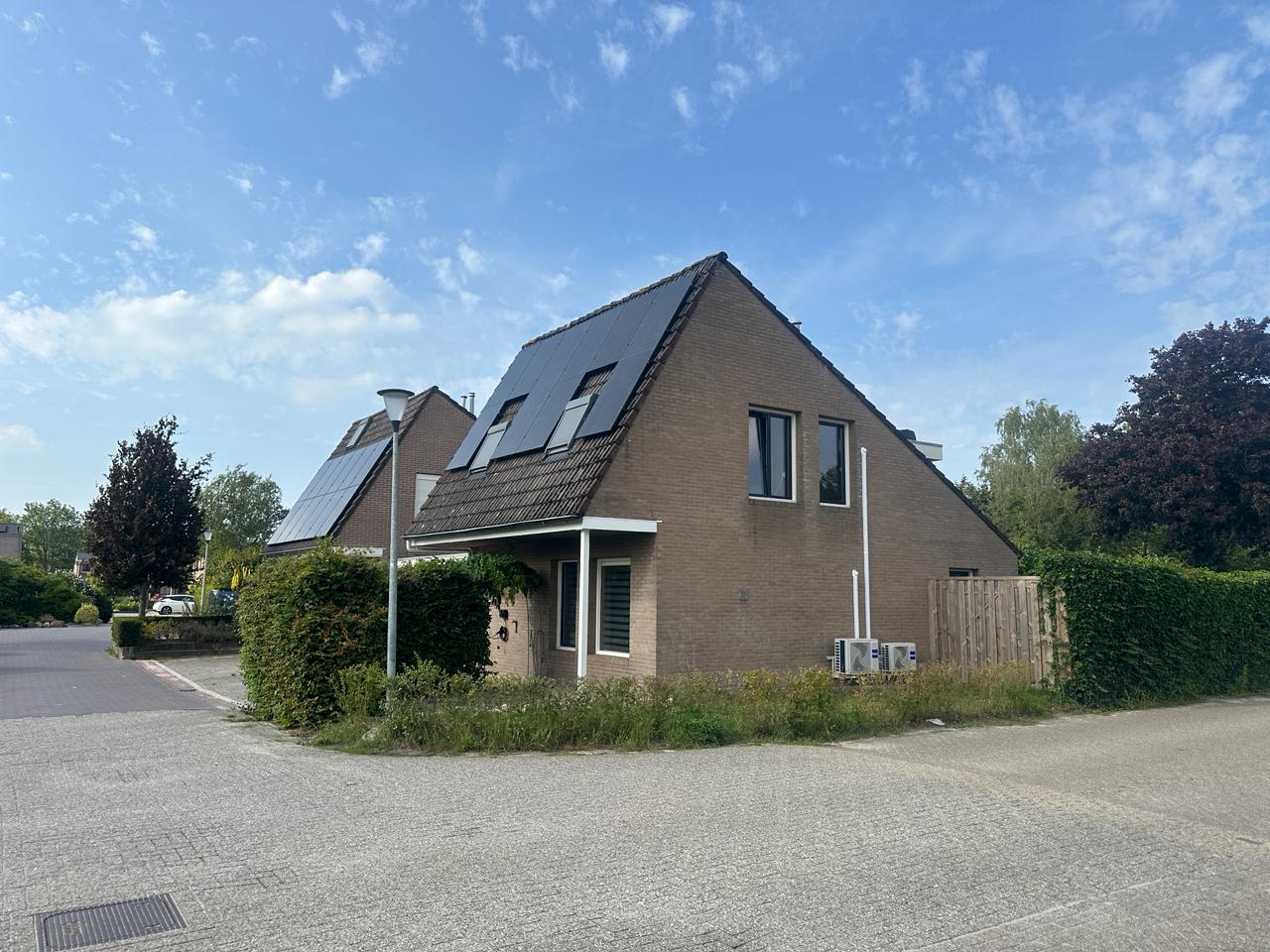 14 zonnepanelen + 2 airco's + laadpaal