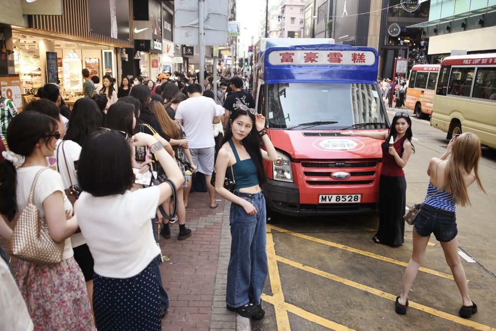 Hong Kong Steps Up Golden Week Crackdown on Forced Shopping as Visitor Numbers Rise