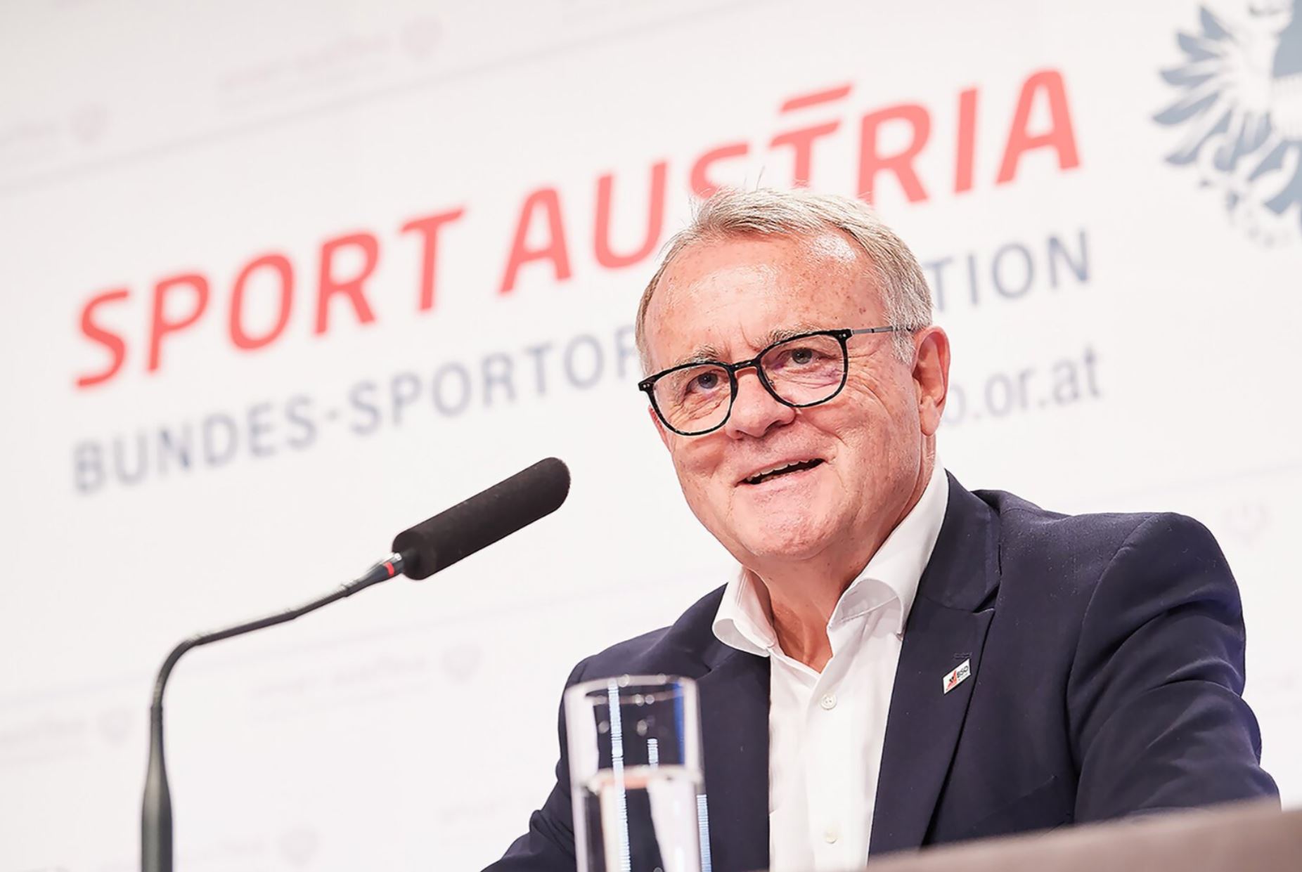 Hans Niessl im Austausch mit Bürgerinnen und Bürgern
