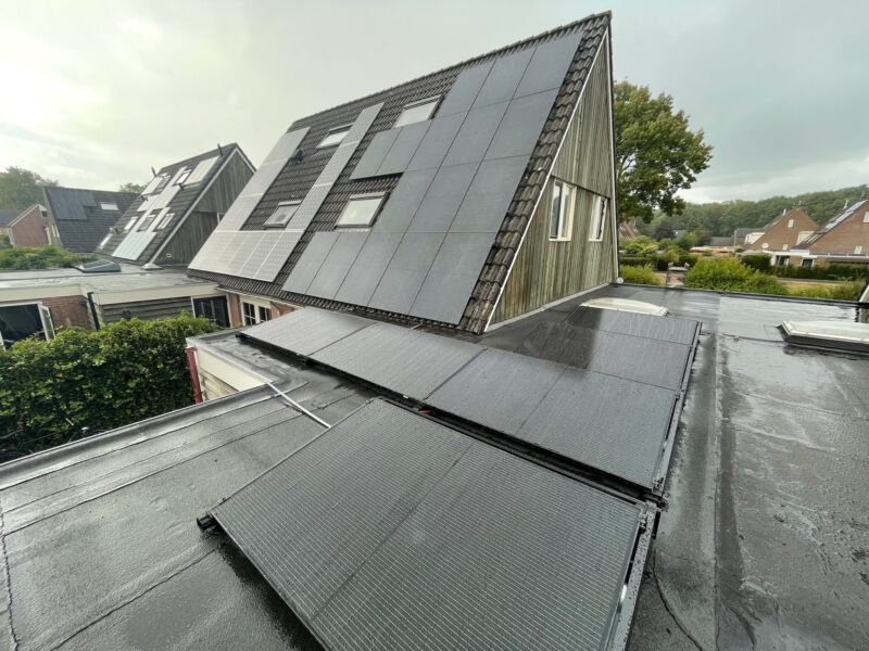 21 zonnepanelen op plat dak en schuin dak