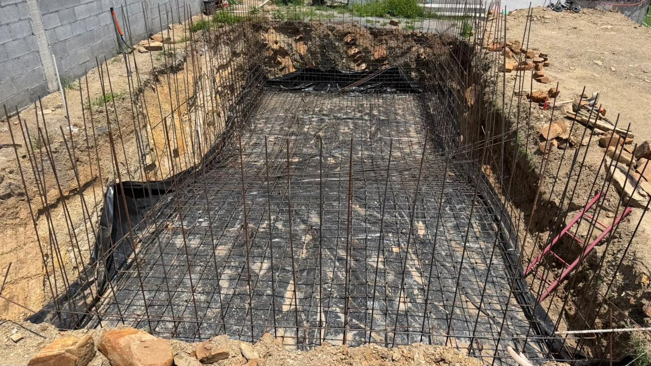 Barrera de vapor con plástico negro para protección de materiales en construcción