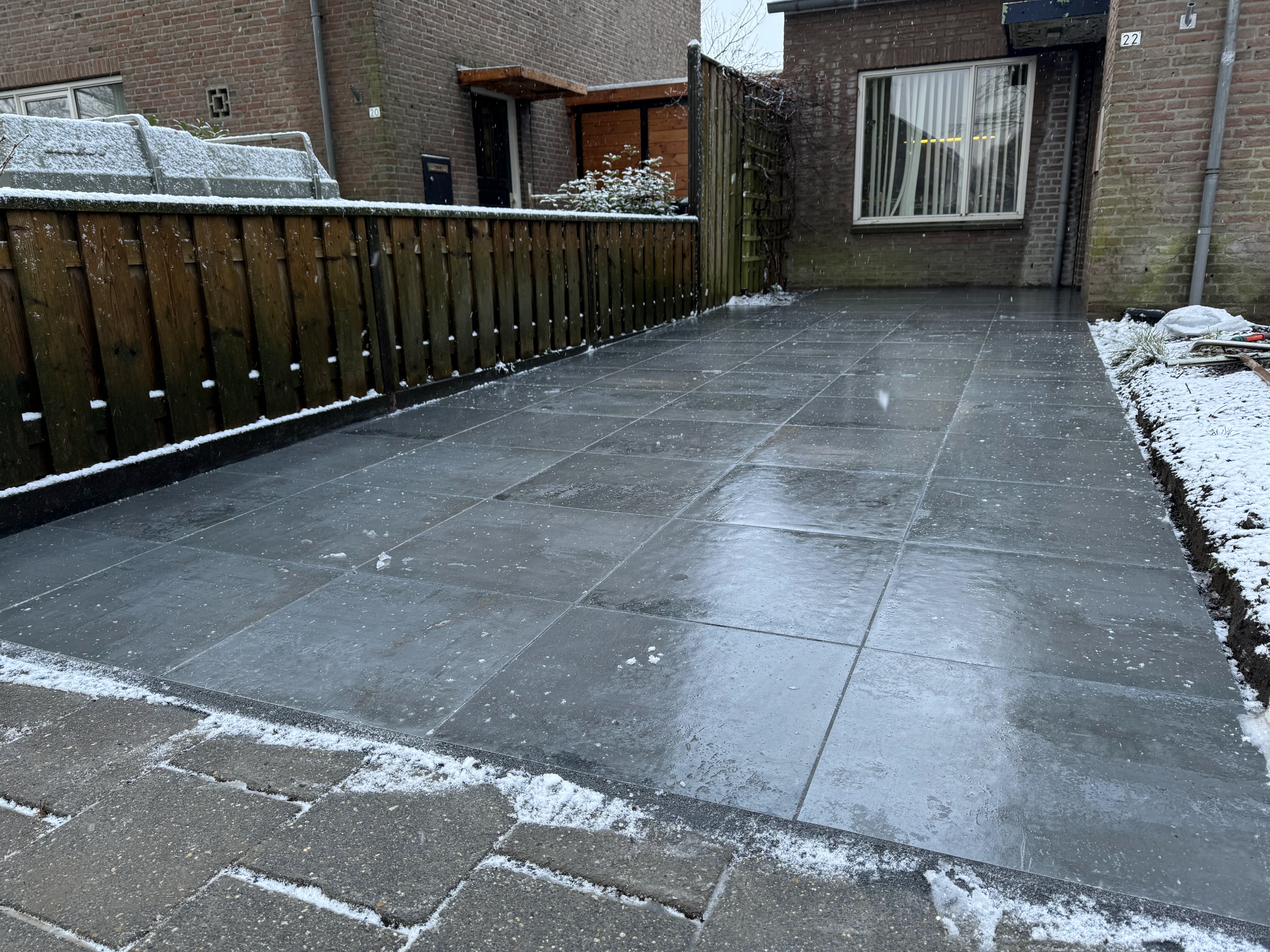 Strakke tuinaanleg met bestrating