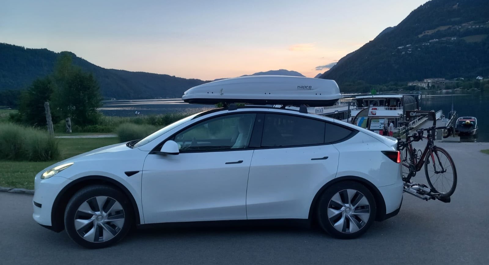 Dakkoffer op SUV in bergen