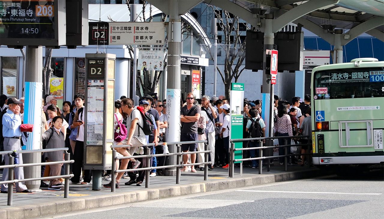 Kyoto Plans Higher Bus Fares for Tourists as Crowding Grows