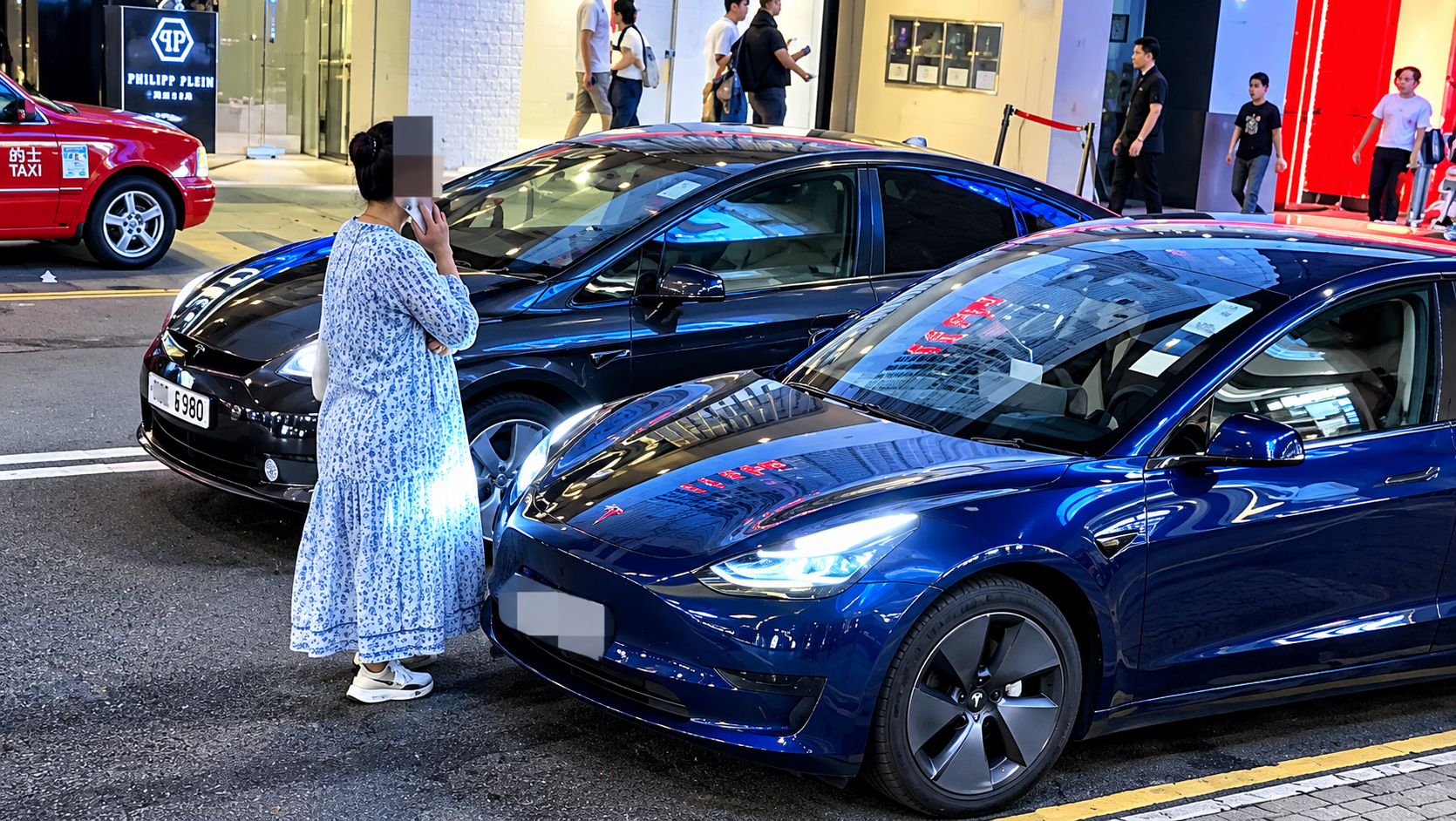 Woman Blocks Tesla in Tsim Sha Tsui Over Alleged Illegal Parking as Police Classify Incident as Dispute