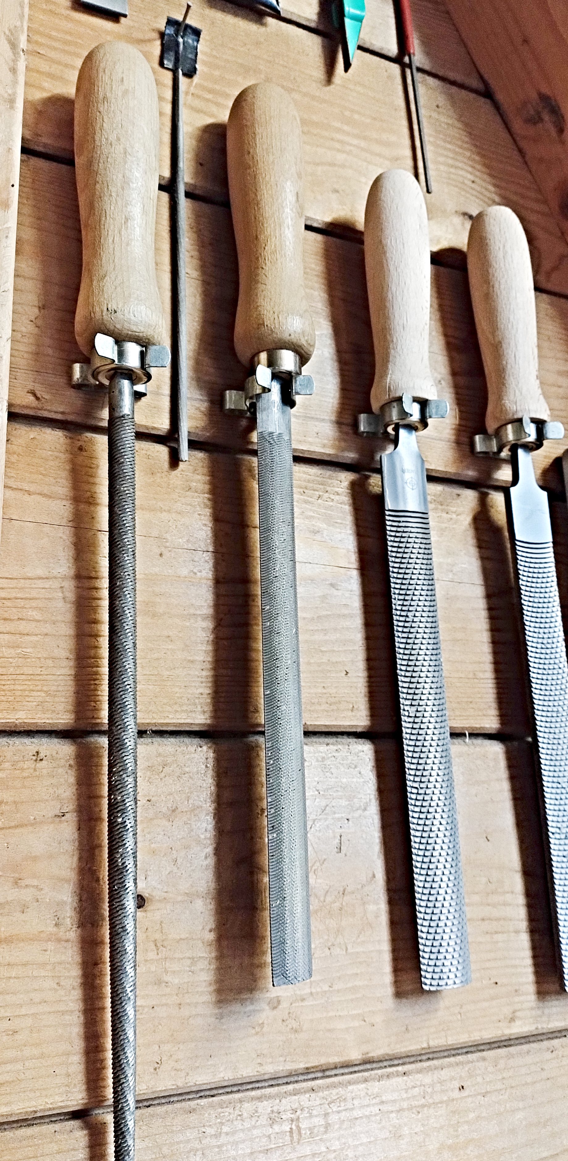 Werkplaats van Mulderbass met professioneel gereedschap voor gitaar- en basonderhoud