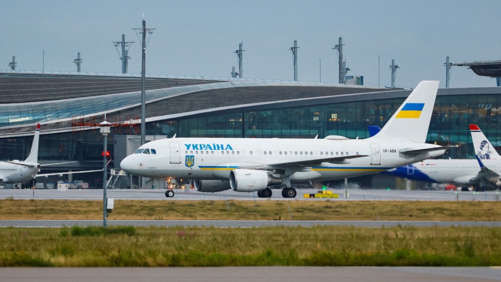 Drone Alert Delays Zelensky’s Departure From Moldova as Airspace Is Closed