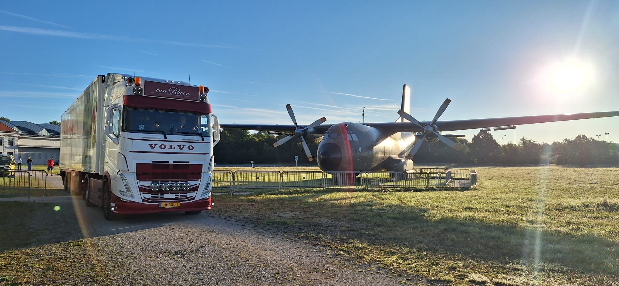Van Rhoon truck naast militair vliegtuig