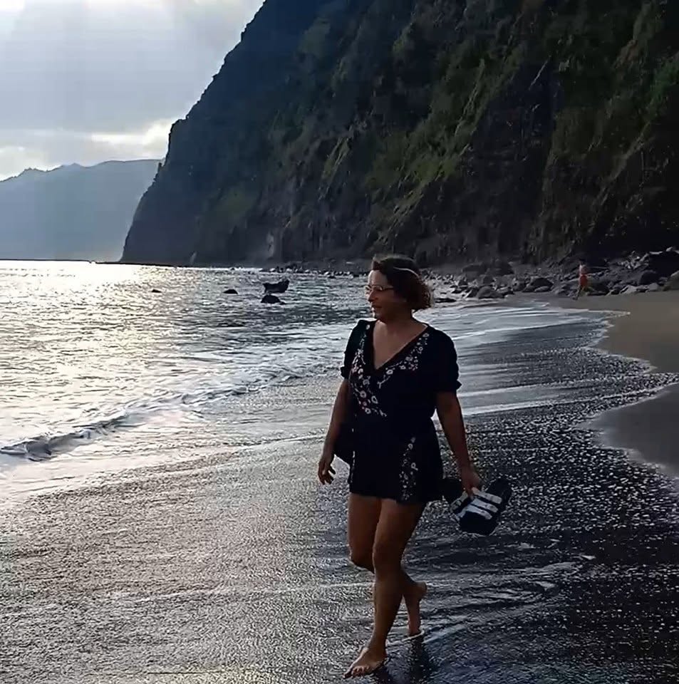 Melanie op het strand van de Azoren