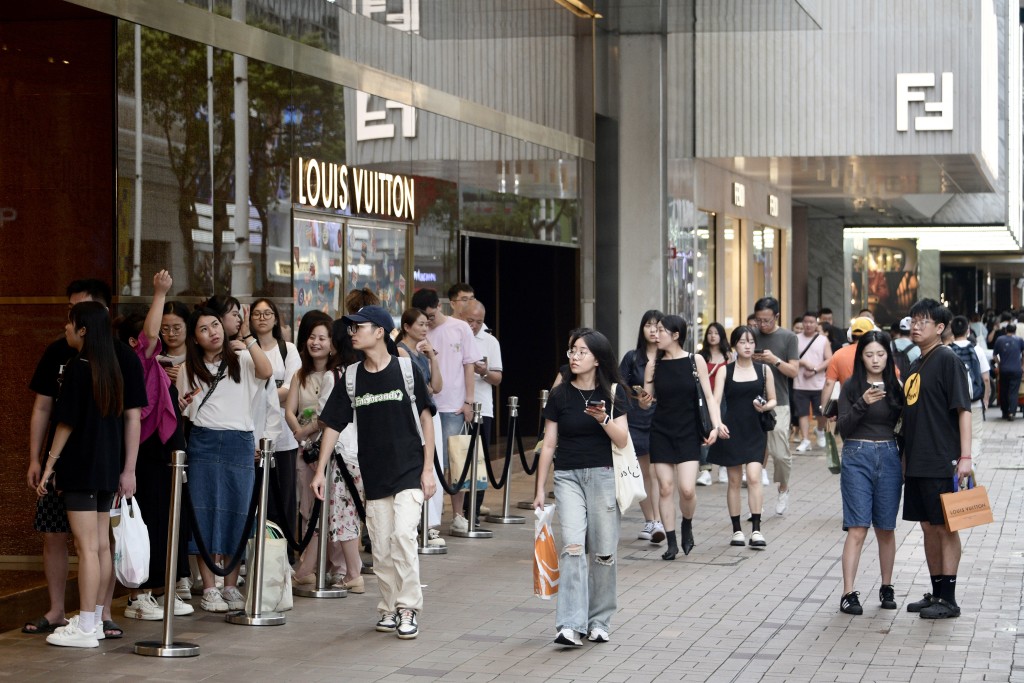 Tourism Industry Urges Tougher Action Against Forced Shopping After Licences Revoked