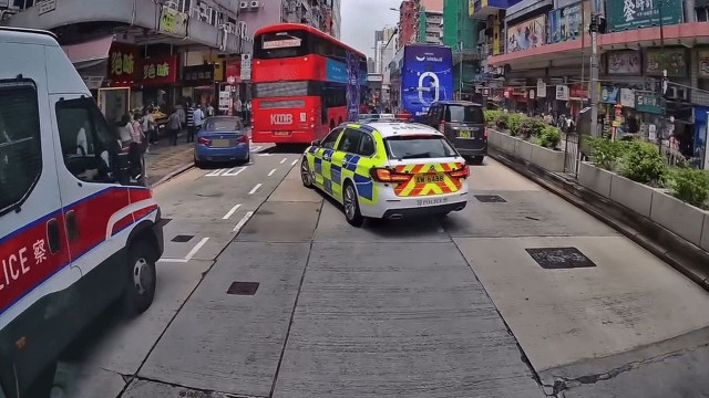 BMW Flees Police in Sham Shui Po, Runs Red Light and Nearly Hits Pedestrians