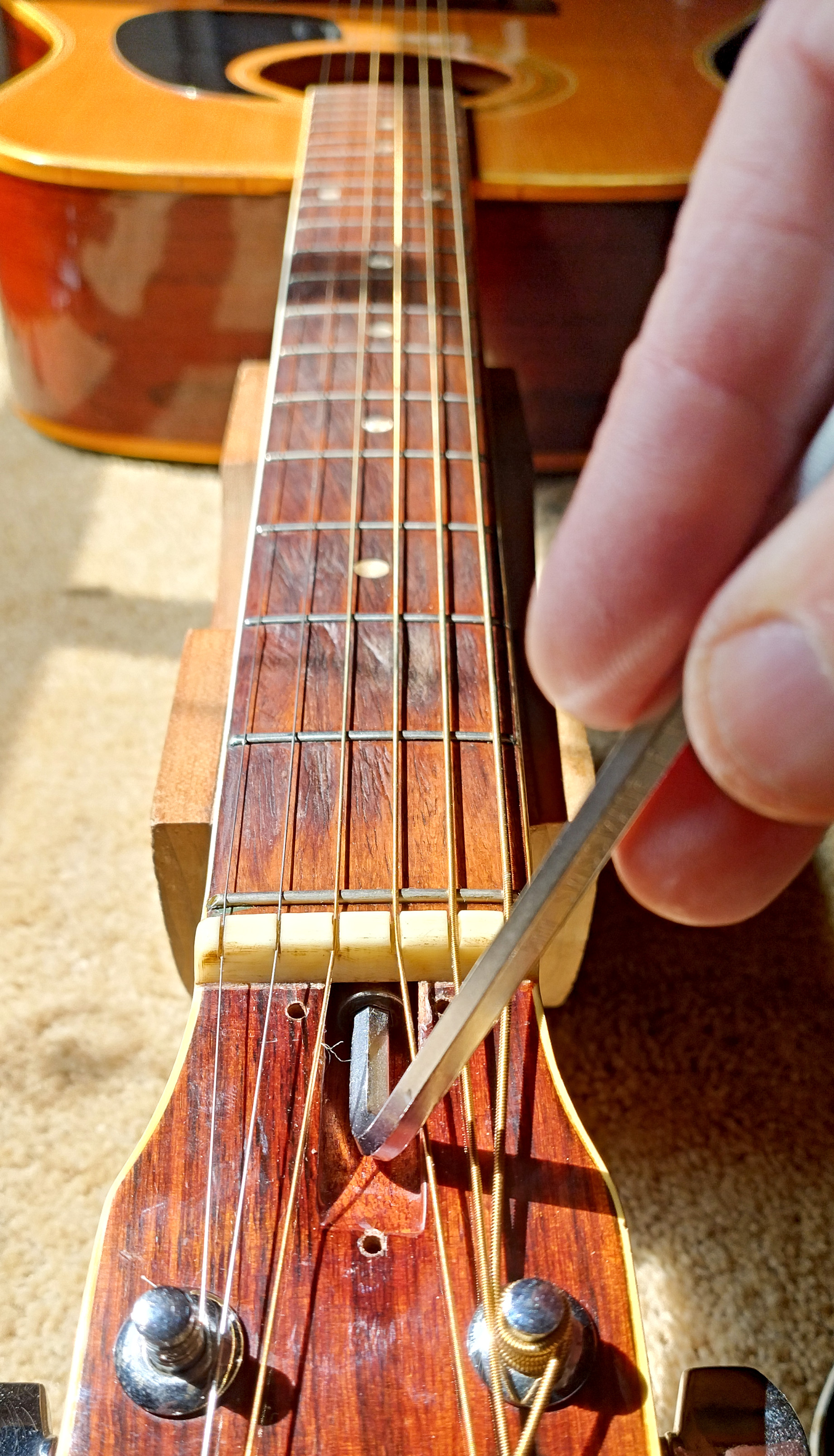 Fretboard inspectie tijdens een afstelbeurt bij Mulderbass