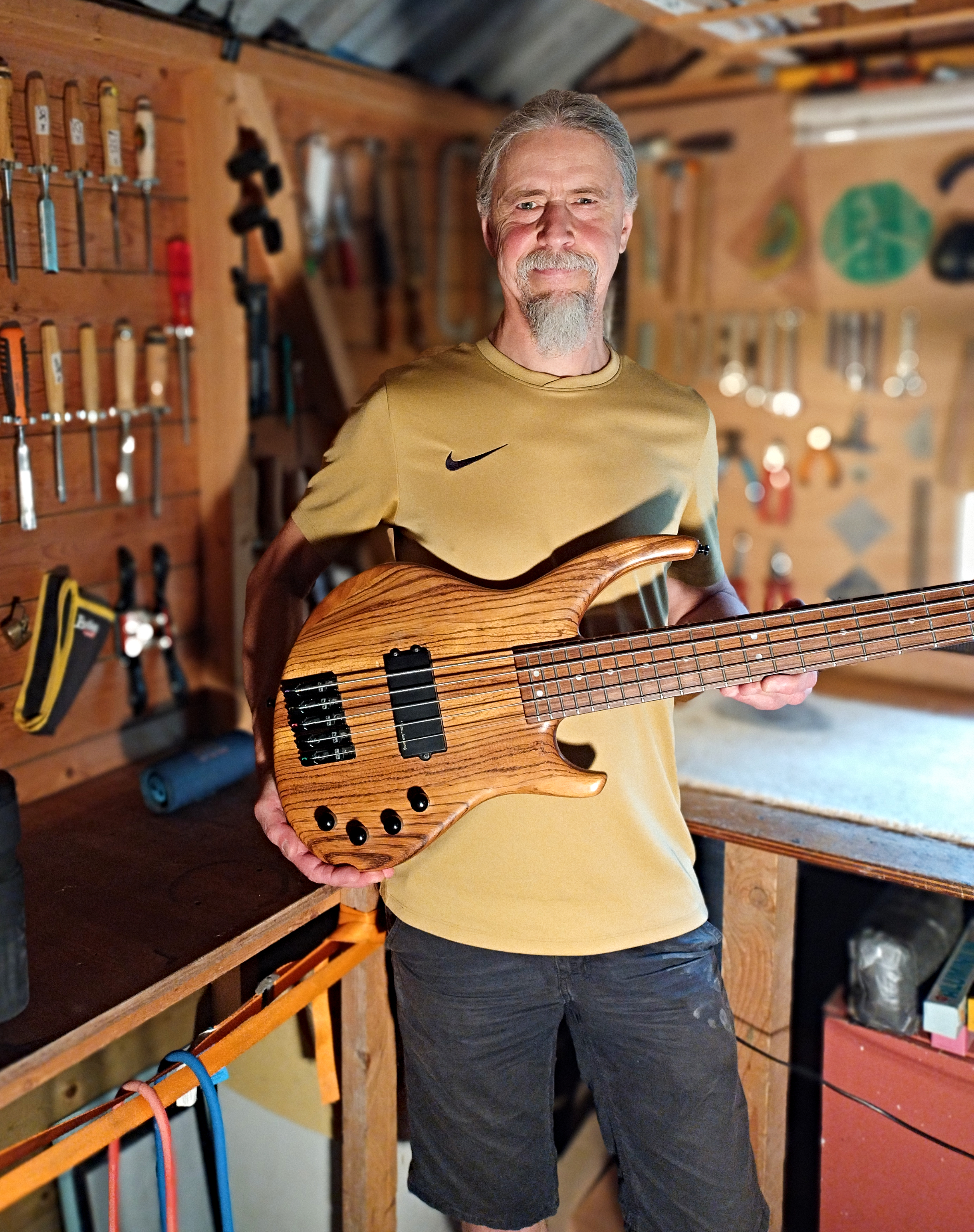 Herman Mulder van Mulderbass, specialist in gitaar- en basonderhoud, afstellen, reparaties en custom instrumentbouw