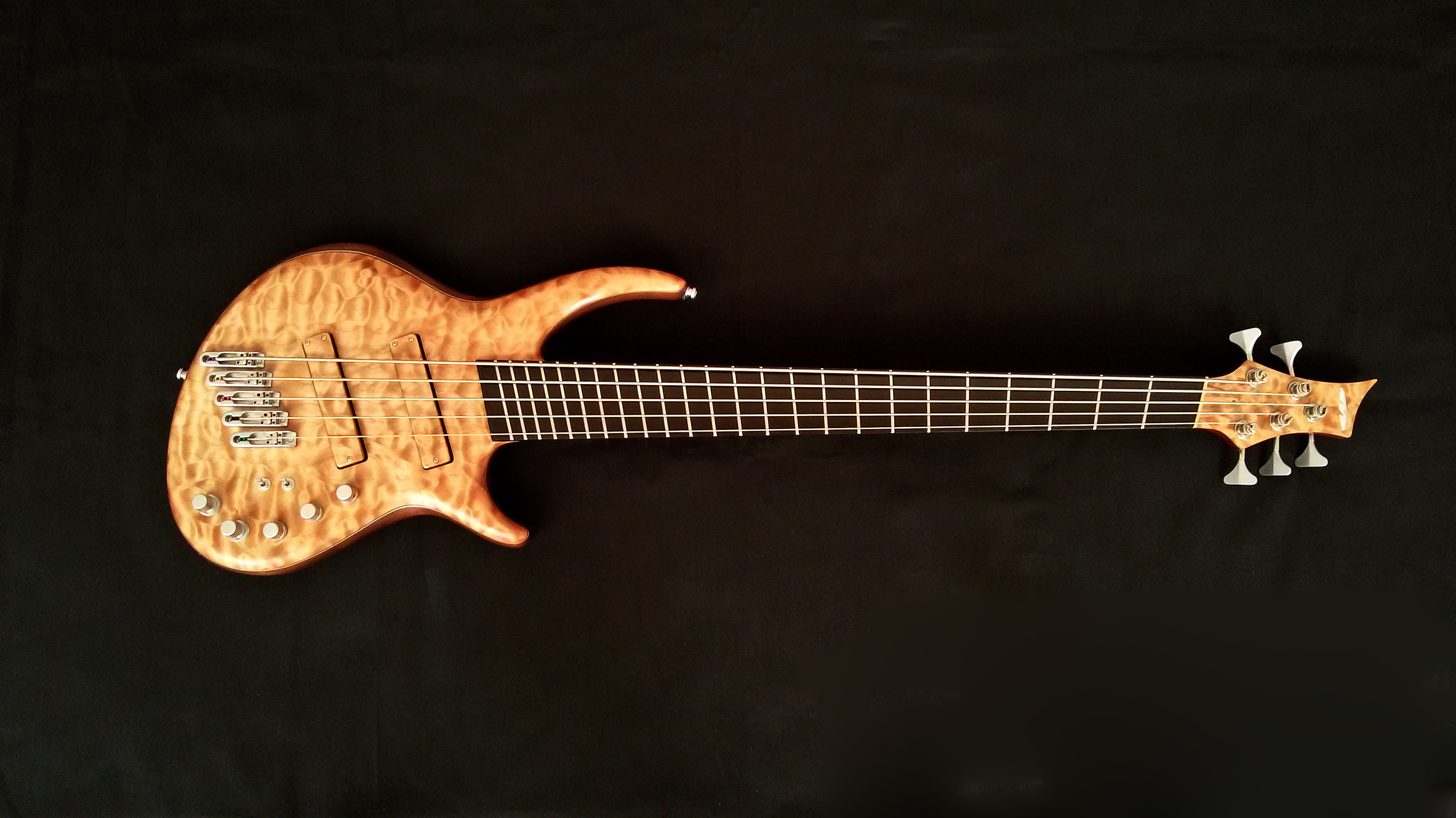 Mulderbass Fatman Tineo fanned fret, handgebouwde custom basgitaar door Herman Mulder