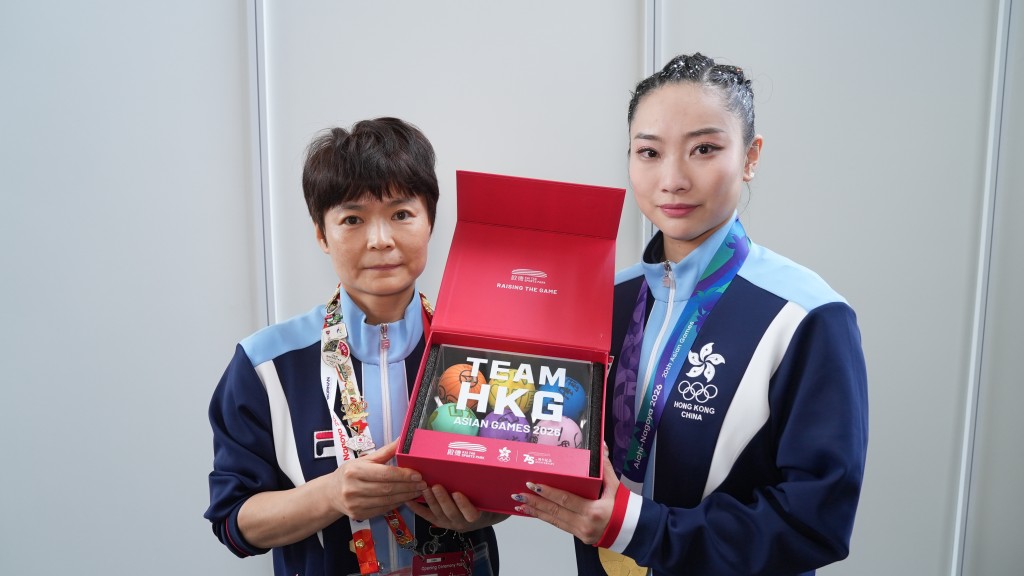 Hong Kong Fans Send Messages of Support to Asian Games Athletes